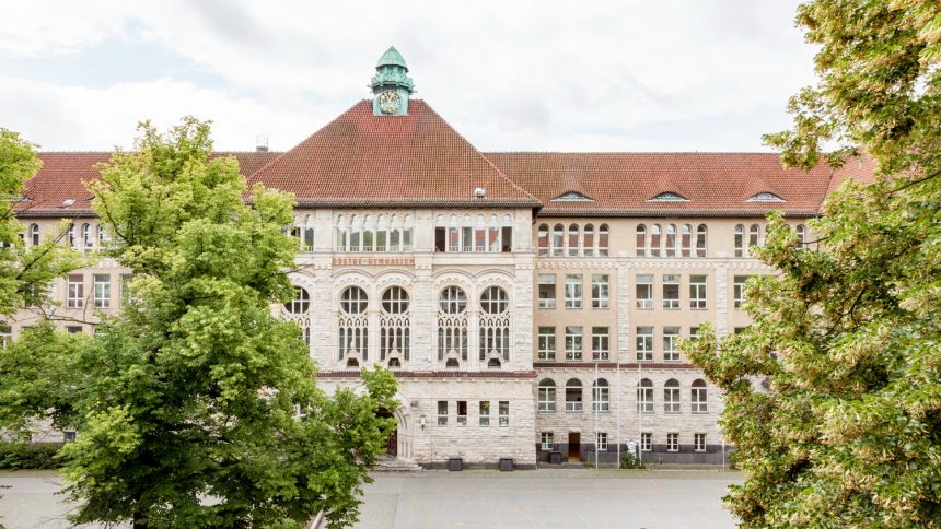 Schulhaus 2017 (nach der Fassadenreinigung)